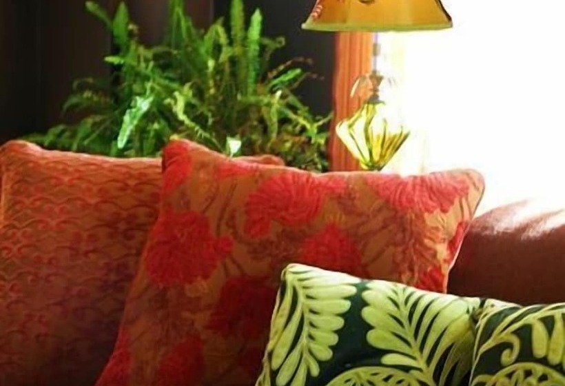 تختخواب و صبحانه The Connecticut River Valley Inn