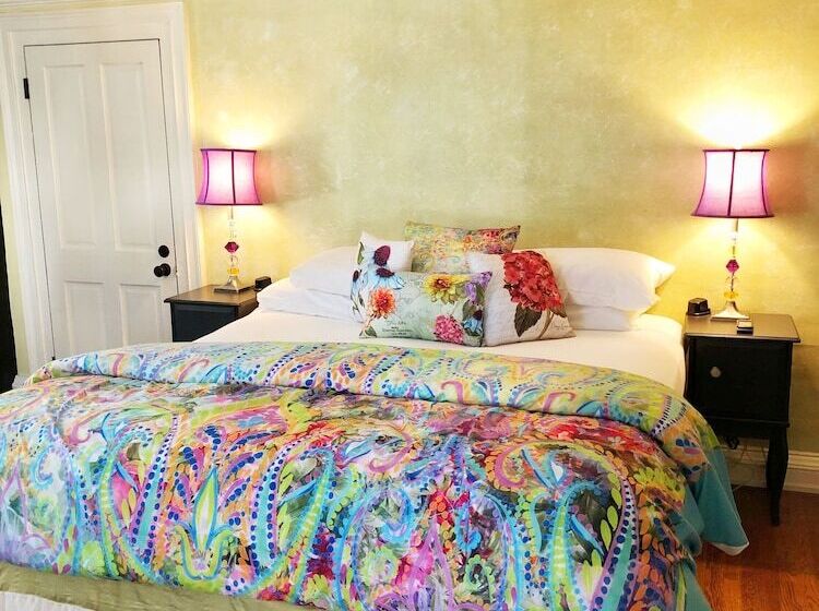 تختخواب و صبحانه The Connecticut River Valley Inn