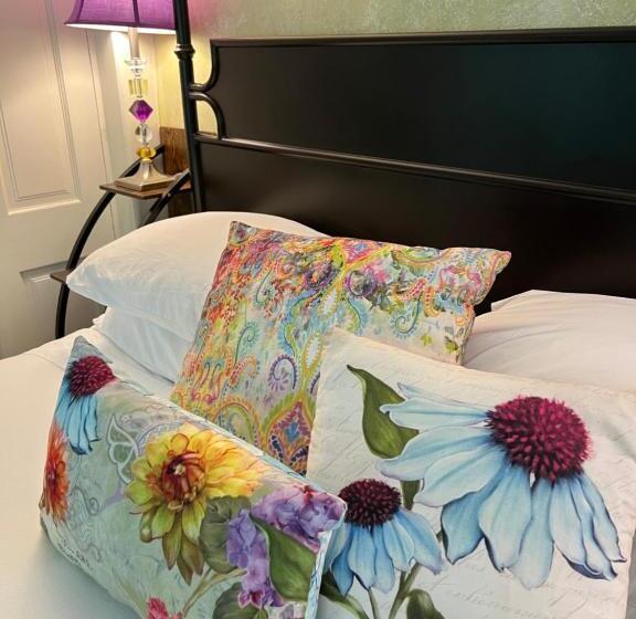 تختخواب و صبحانه The Connecticut River Valley Inn