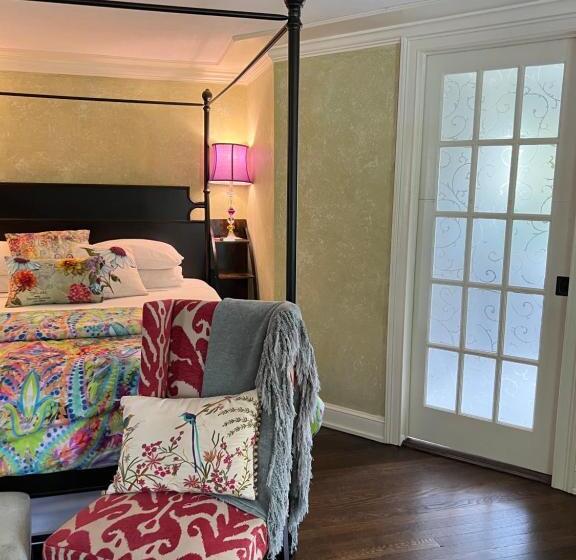 تختخواب و صبحانه The Connecticut River Valley Inn