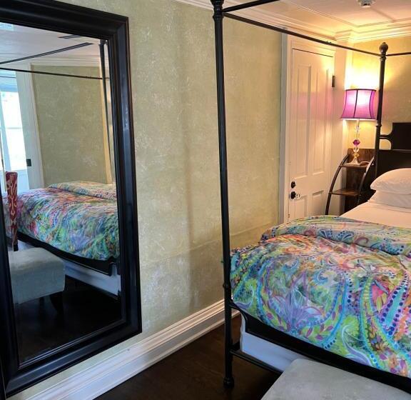 تختخواب و صبحانه The Connecticut River Valley Inn