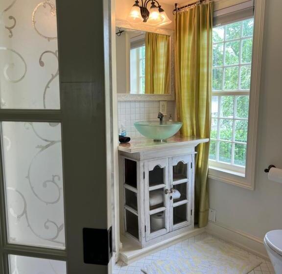 تختخواب و صبحانه The Connecticut River Valley Inn