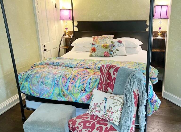 تختخواب و صبحانه The Connecticut River Valley Inn