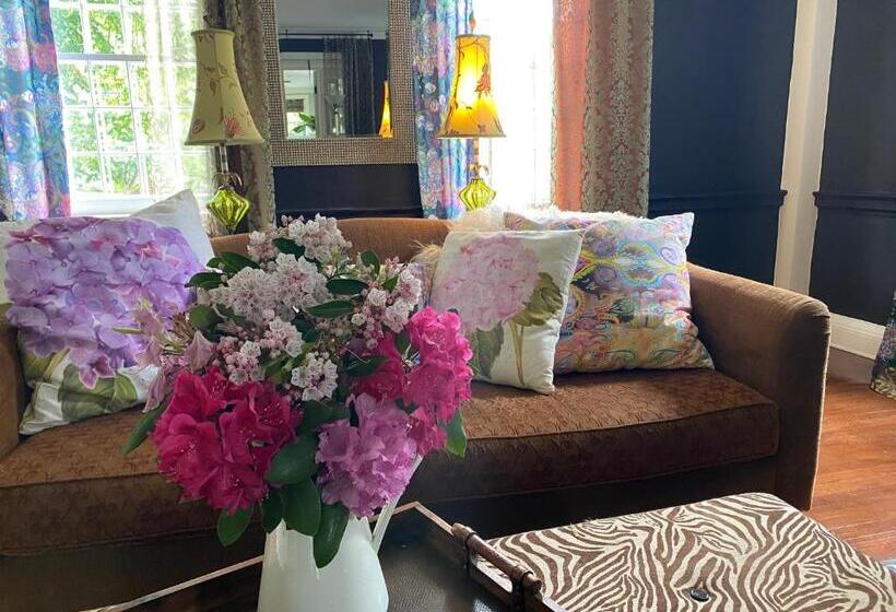 تختخواب و صبحانه The Connecticut River Valley Inn