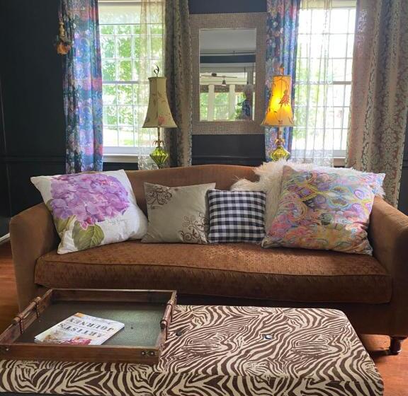 تختخواب و صبحانه The Connecticut River Valley Inn