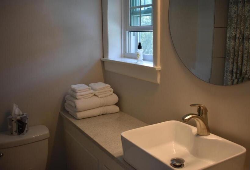 민박 The Little River Inn