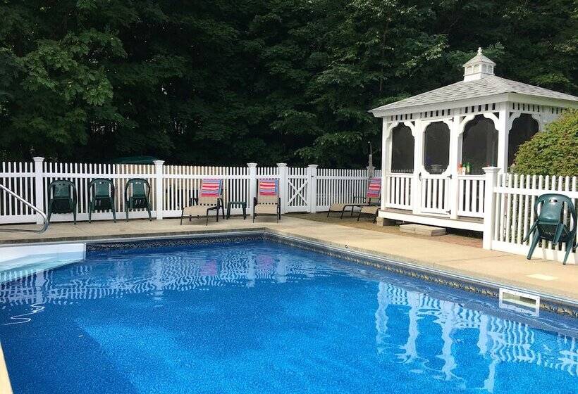 Center Harbor Sutton House B & B