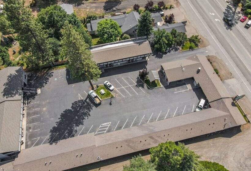 Charm Motel & Suites