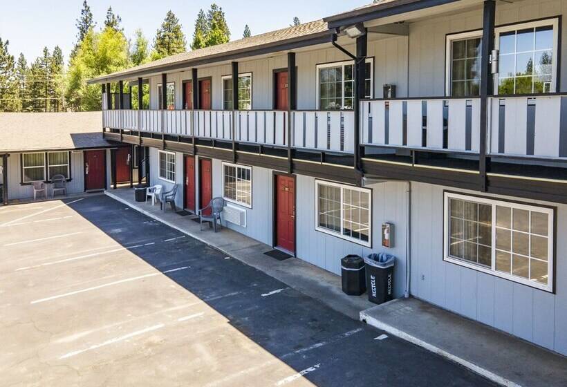 Charm Motel & Suites