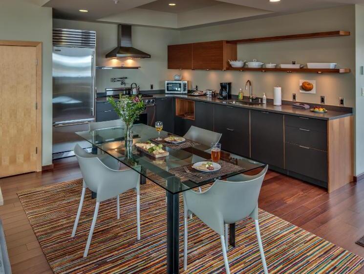 فندق Island Inn At 123 West