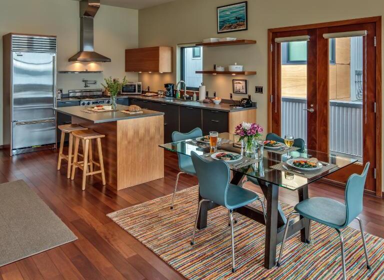 فندق Island Inn At 123 West