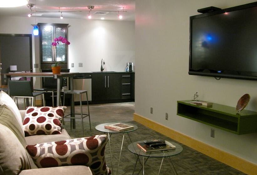 ホテル Suites At 118