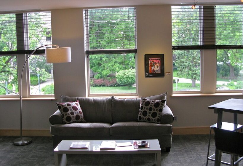 ホテル Suites At 118