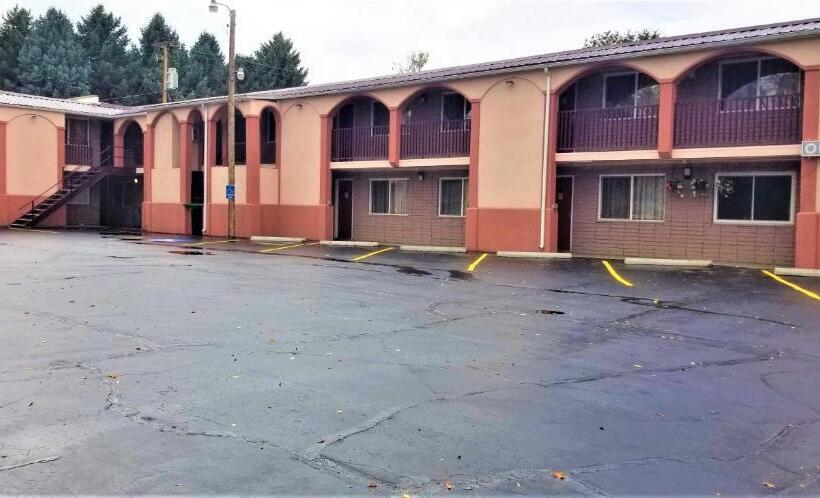 فندق Town House Motor Inn