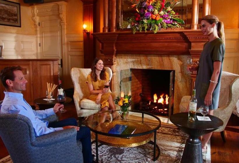 Ledson Hotel & Zina Lounge