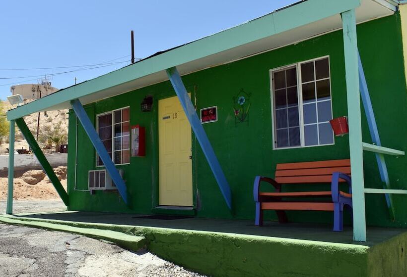 فندق على الطريق 9 Palms Inn