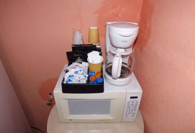 فندق على الطريق 9 Palms Inn