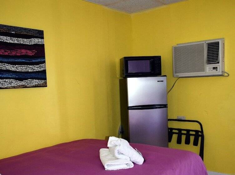 فندق على الطريق 9 Palms Inn