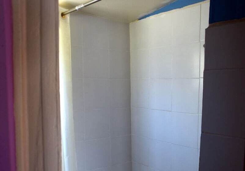 فندق على الطريق 9 Palms Inn