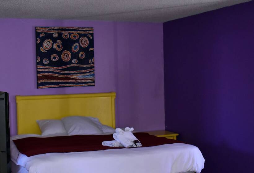 فندق على الطريق 9 Palms Inn