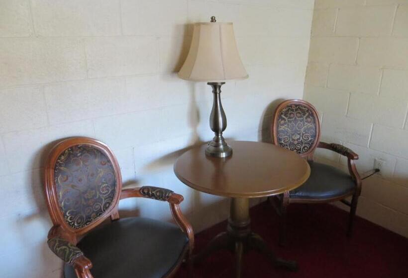 فندق على الطريق Alamo Inn