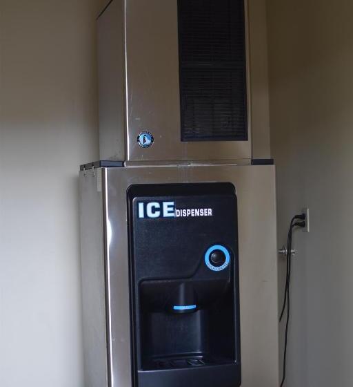 فندق على الطريق Atkinson Inn & Suites