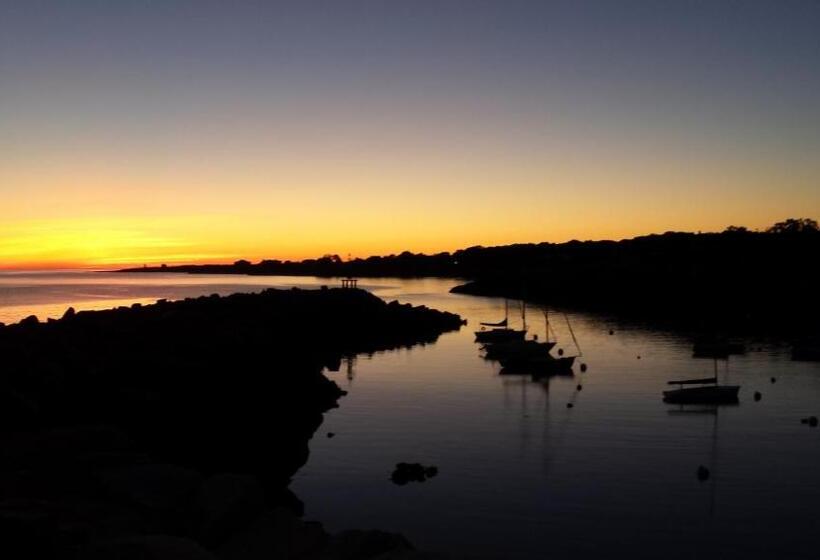 فندق على الطريق Bearskin Neck Motor Lodge