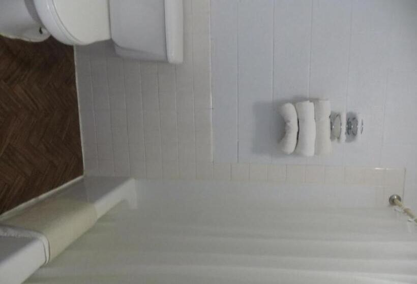 فندق على الطريق Budget Inn Adair