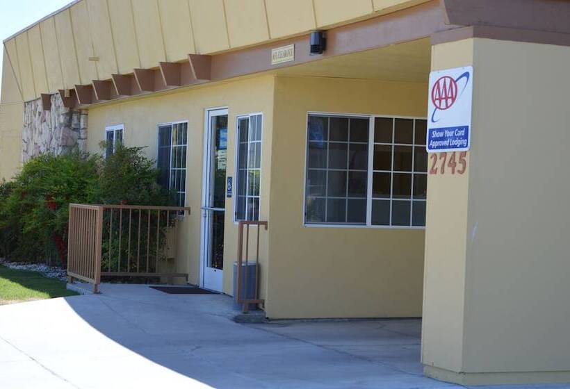 فندق على الطريق Budget Inn