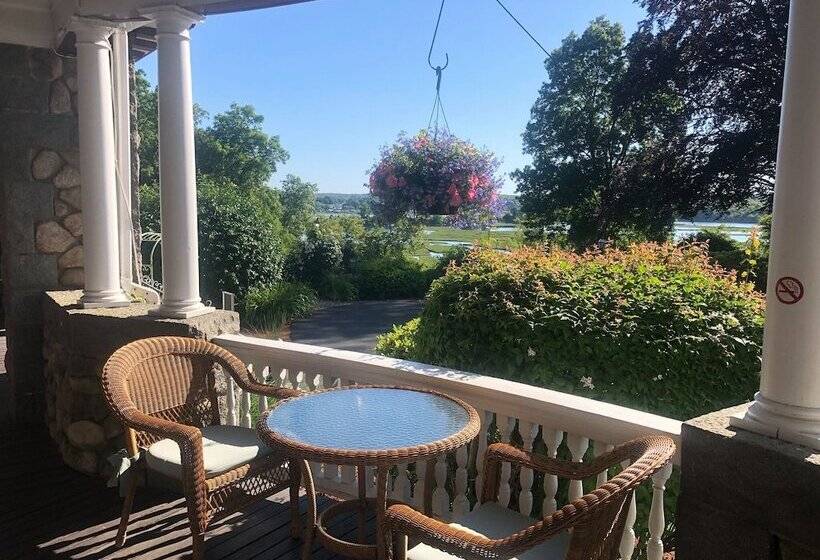 فندق على الطريق Castle Manor Inn