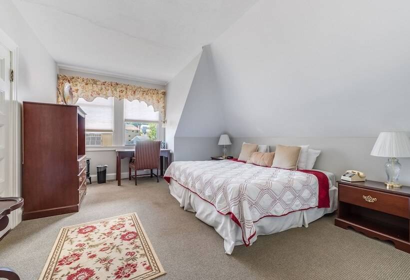 فندق على الطريق Castle Manor Inn