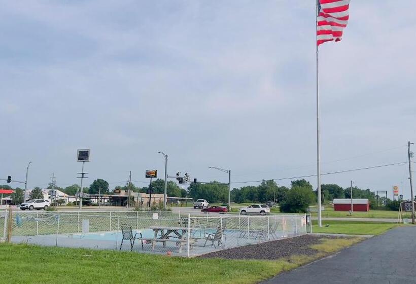 فندق على الطريق Country Inn   Licking