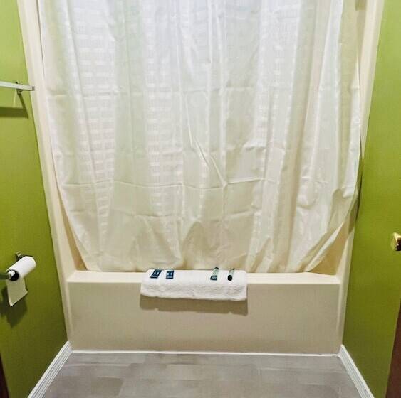 فندق على الطريق Country Inn   Licking