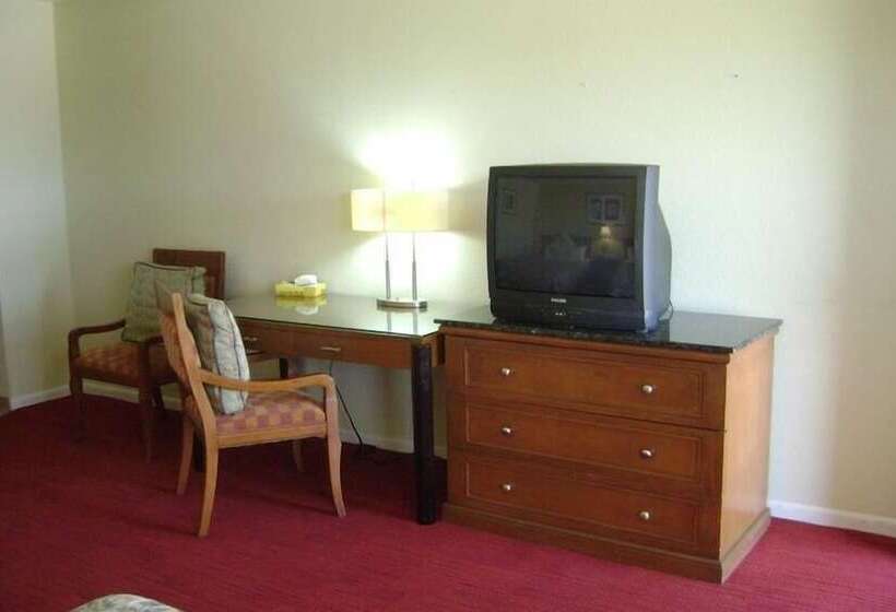 Мотель Econo Lodge Inn & Suites