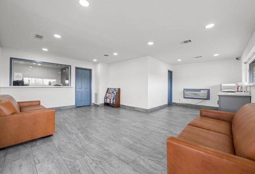 Мотель Econo Lodge Inn & Suites