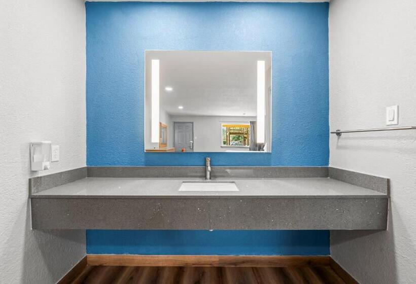 Мотель Econo Lodge Inn & Suites