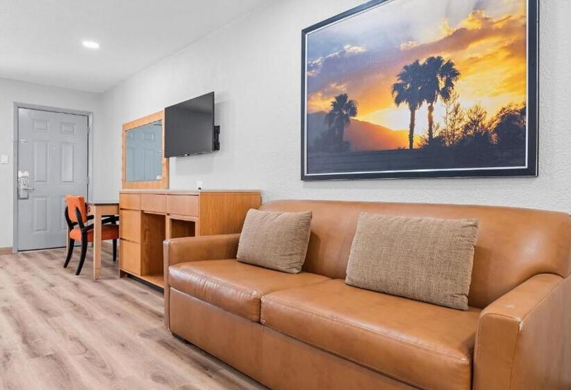 Мотель Econo Lodge Inn & Suites