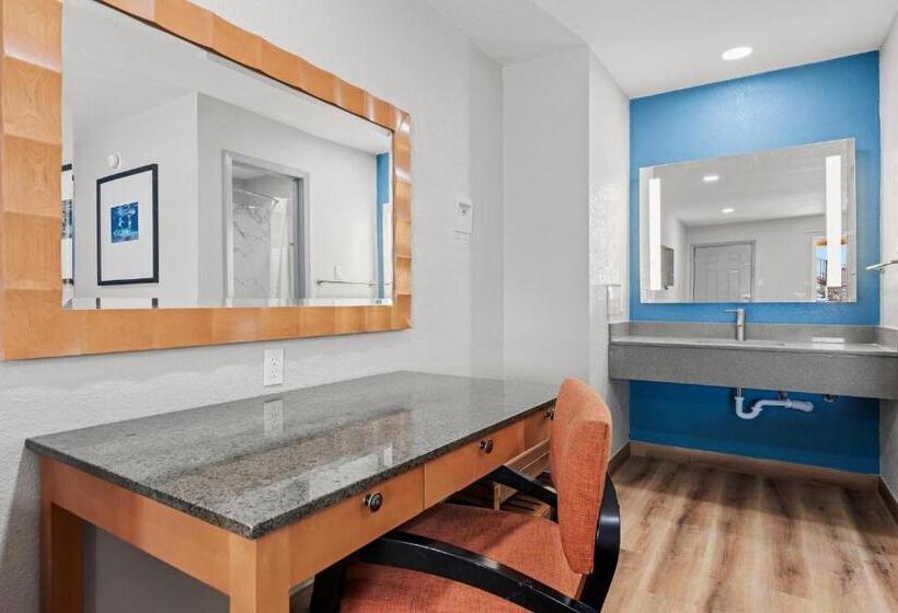 Мотель Econo Lodge Inn & Suites