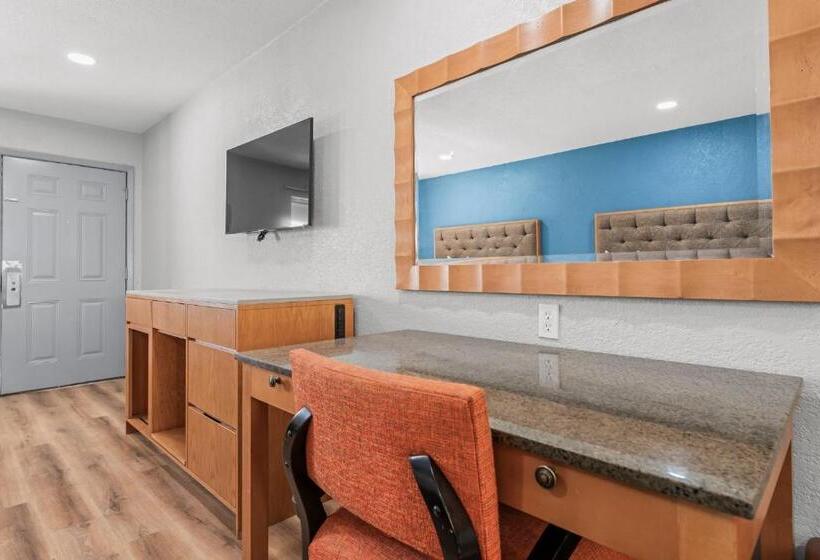 Мотель Econo Lodge Inn & Suites