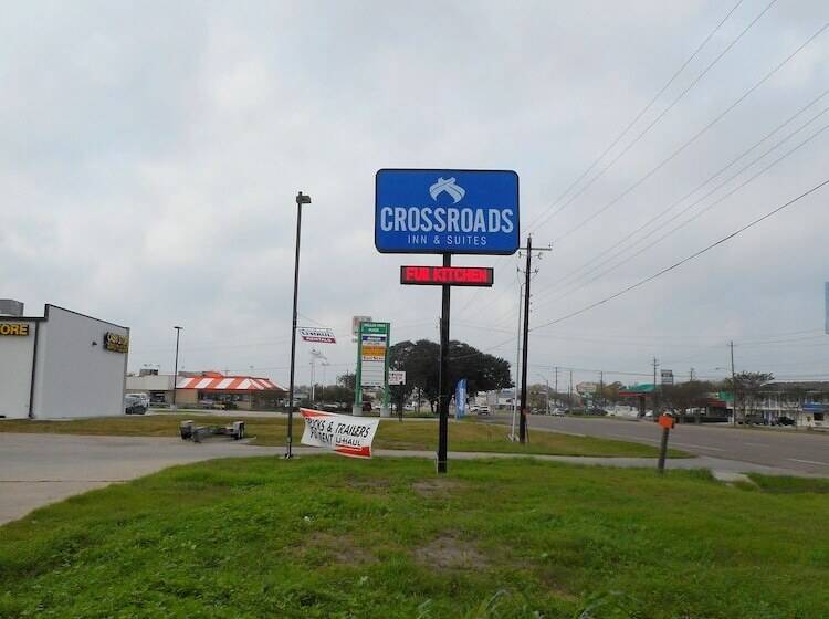 فندق على الطريق Crossroads Inn & Suites