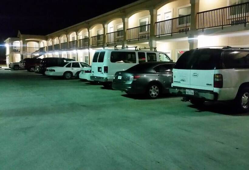 فندق على الطريق Crossroads Inn & Suites