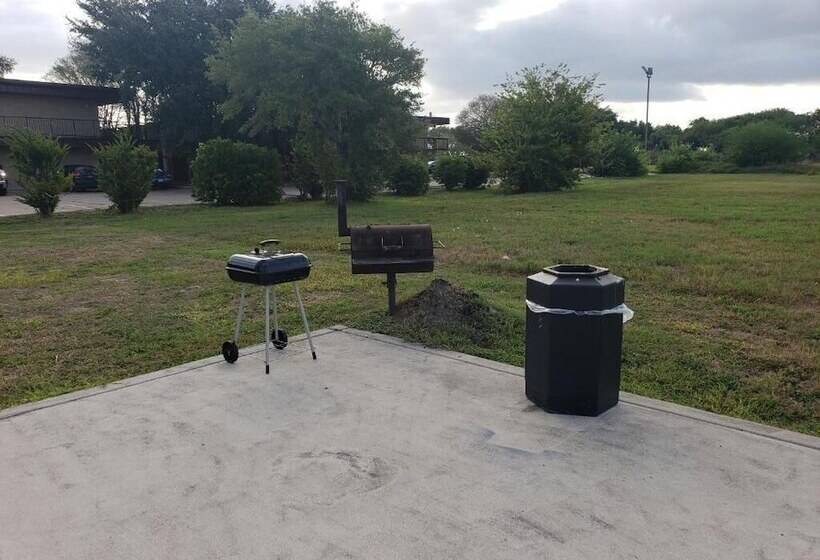 فندق على الطريق Crossroads Inn & Suites