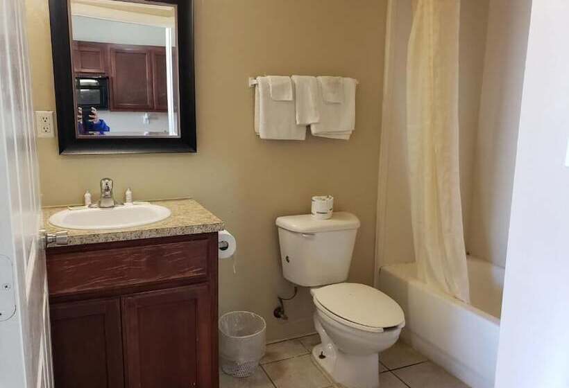 فندق على الطريق Crossroads Inn & Suites