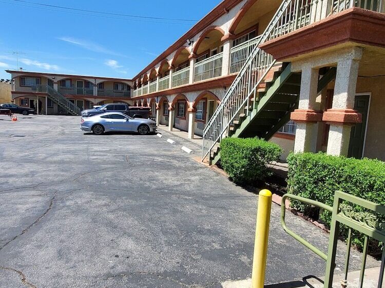 모텔 Delmonico Inn & Suites