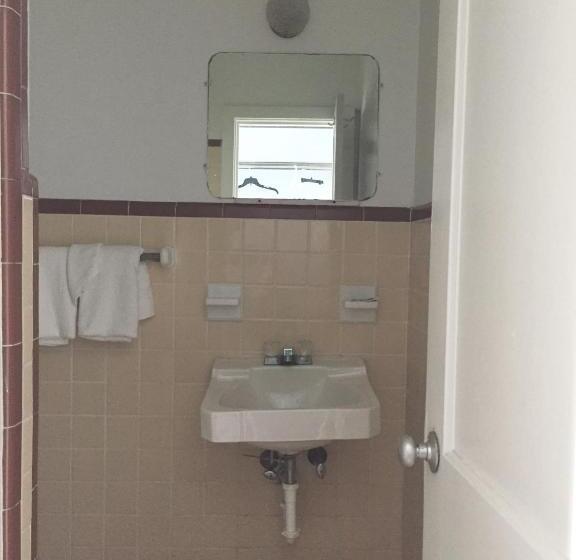 فندق على الطريق Economy Inn