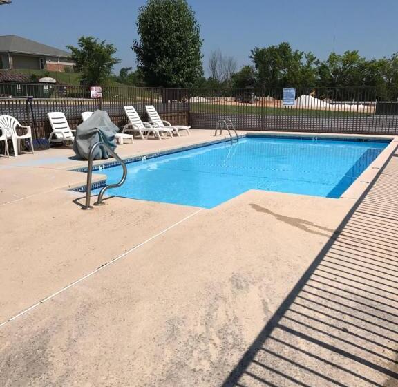 فندق على الطريق Economy Inn & Suites