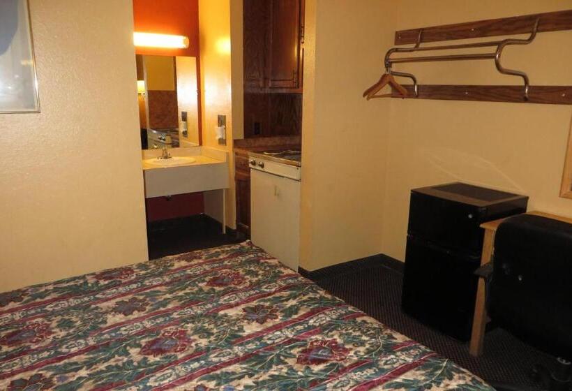 فندق على الطريق Economy Inn & Suites