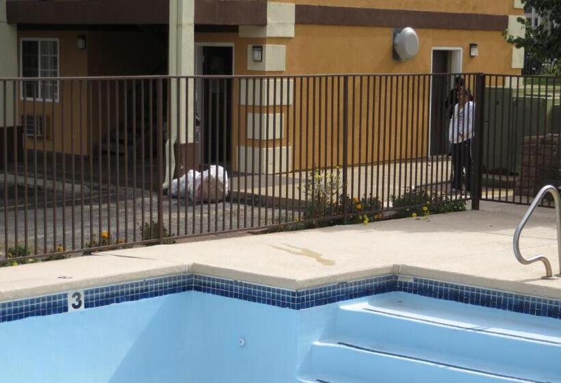 فندق على الطريق Economy Inn & Suites