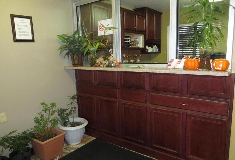 فندق على الطريق Economy Inn & Suites