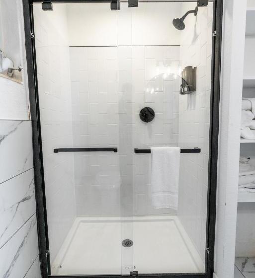 فندق على الطريق Edgewater Lodge